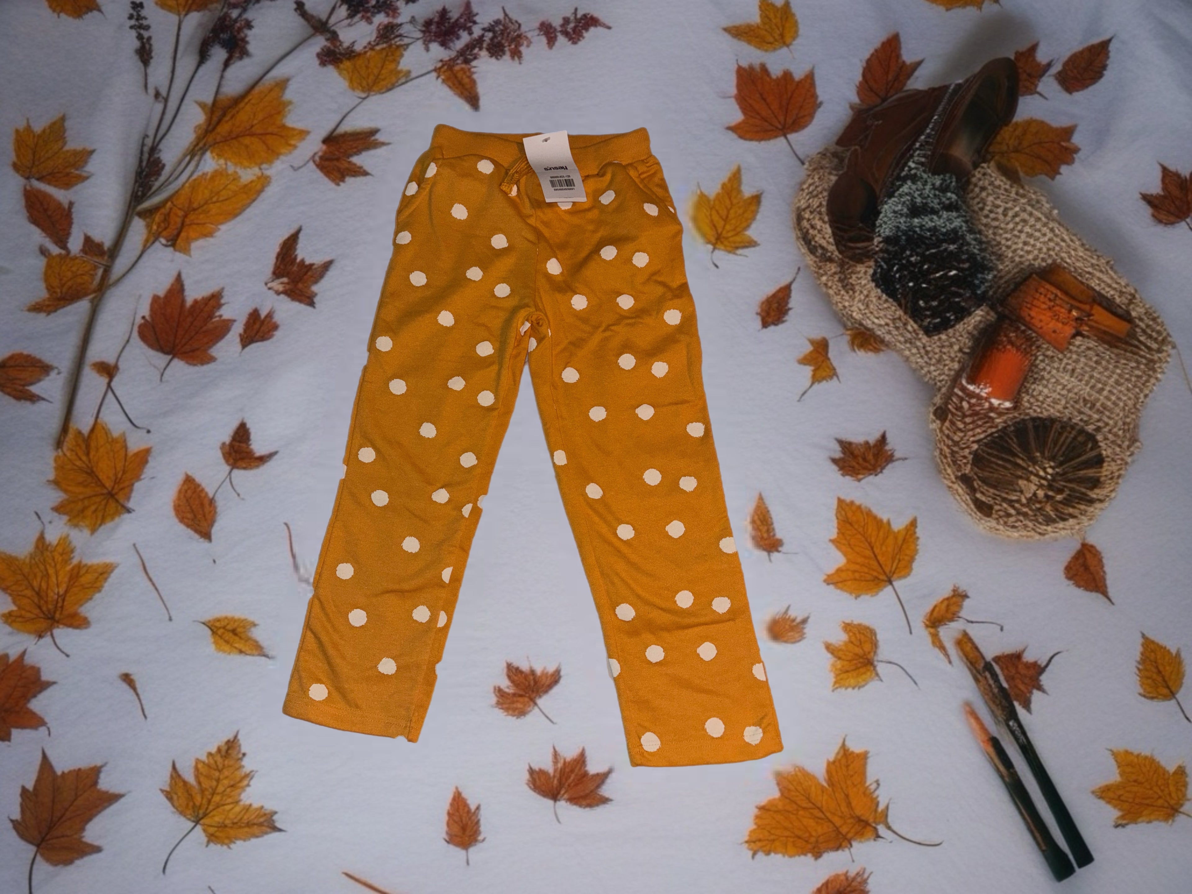 Gelbe Kinderhose mit weißen Punkten – bequem & weich